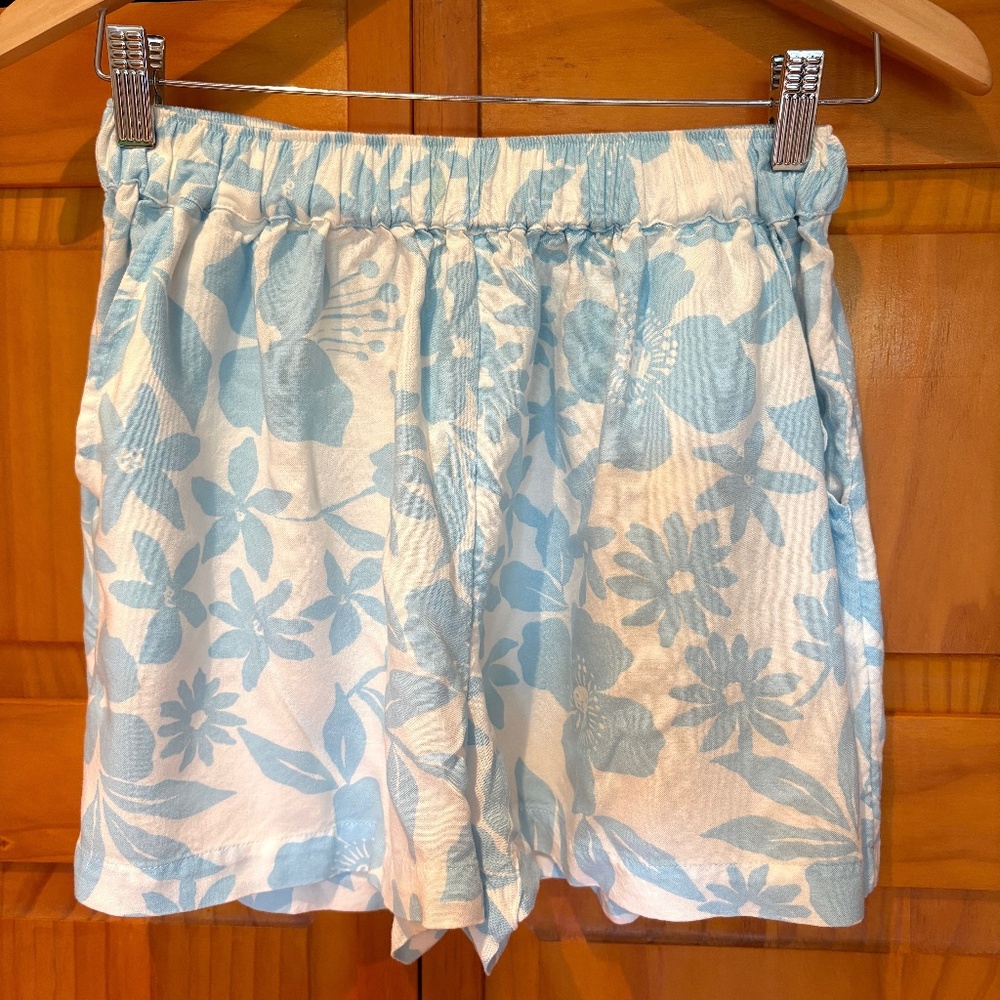 Like New Billabong Shorts Light Blue and White Floral, Pockets Size Small, India